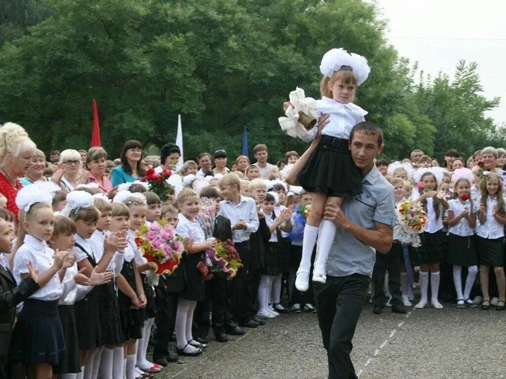 Школа 1 сентября. Первоклашки на последнем звонке. 1 Сентября 2011 года. Ученики 8 класса на линейке в школе. 1а 11 школа