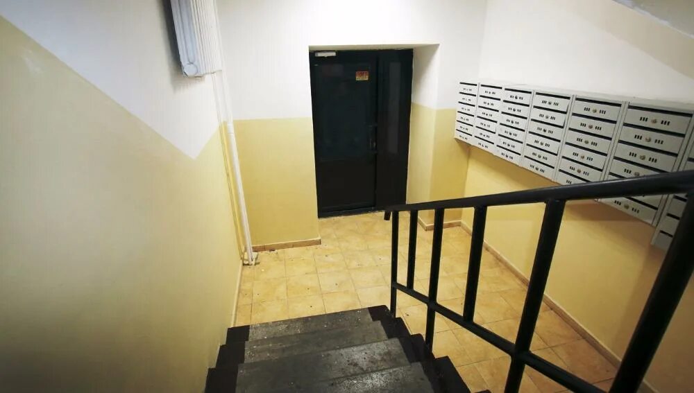 Покраска подъезда. Ремонт подъездов счет. Цвет стен в подъезде. Ремонт подъездов счет. Ремонт в подъезде многоквартирного дома.