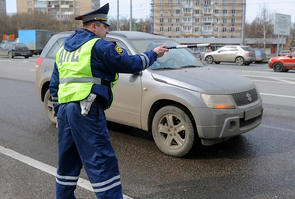 Срок 50 гибдд штраф. Инспектор ДПС на дороге. Наруение прравил дорожногтодвижения. Гаишник штрафует. Гаишник останавливает машину.