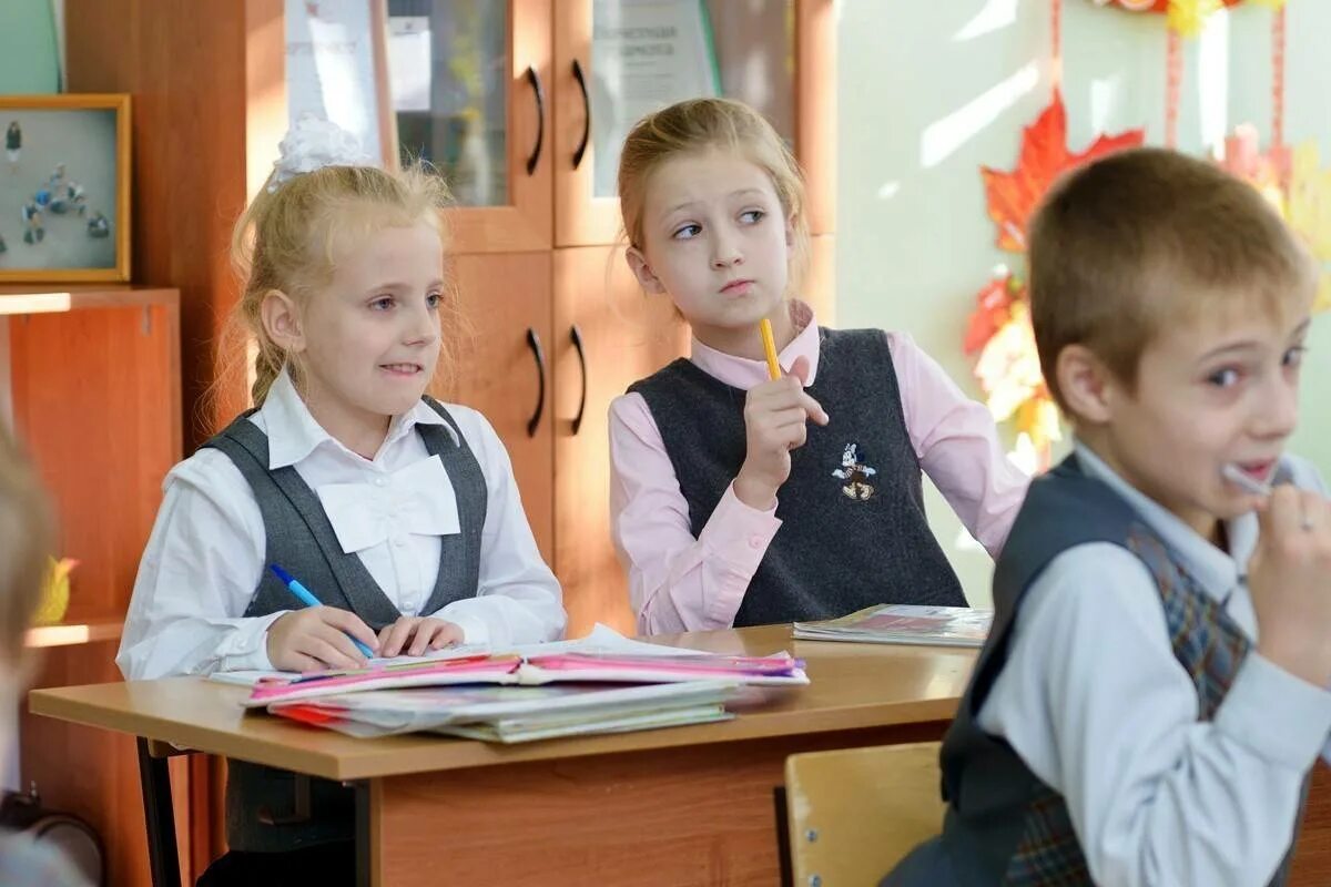 школьные моменты. ученики 2 класса. дети в классе. мальчик в школе. школьники на перемене.