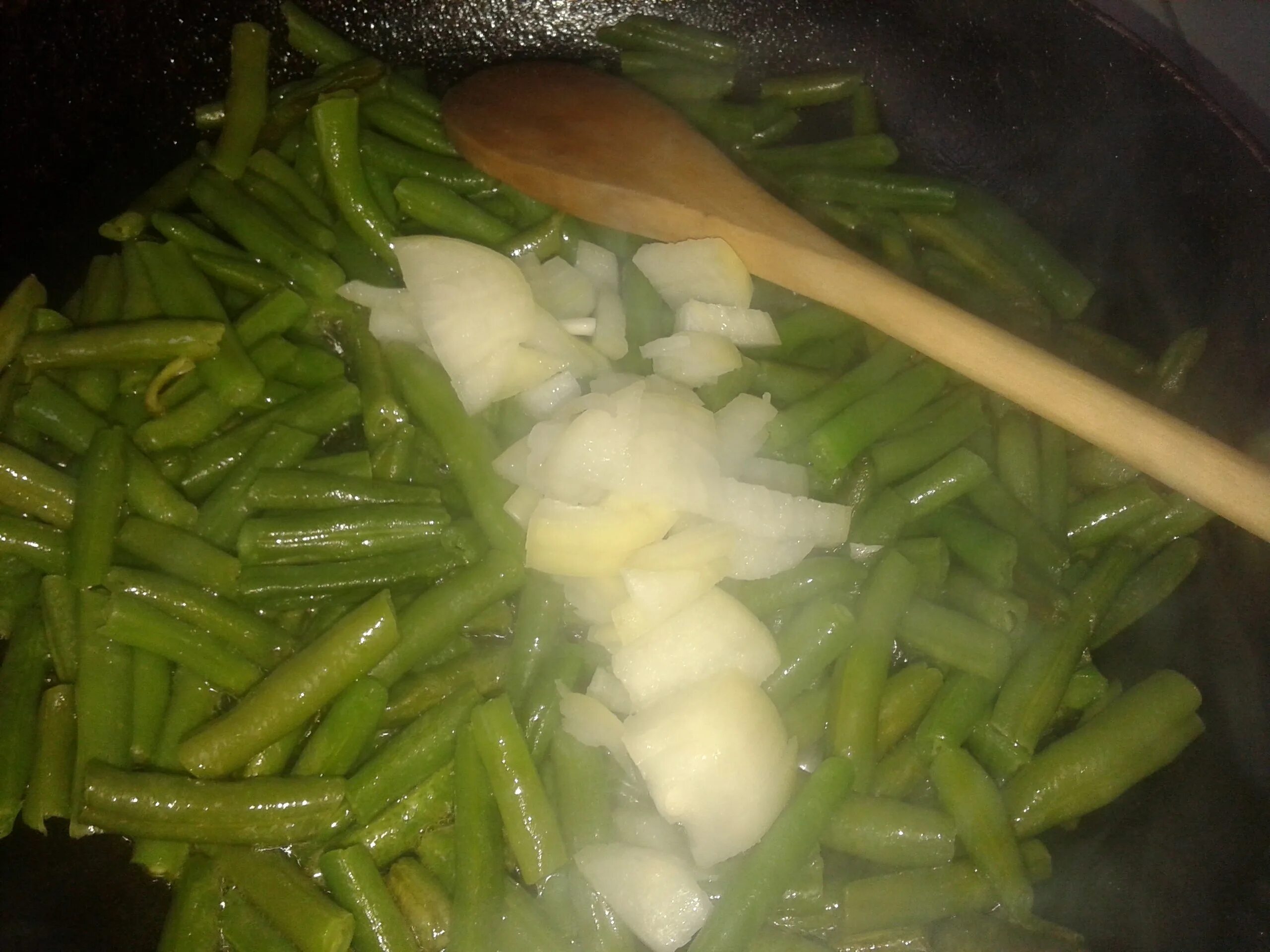 Стручковая фасоль со сметаной. Блюда с стручковой фасолью в сметане. Капуста тушеная со стручковой фасолью. Стручковая фасоль в сметане с чесноком тушеная. Стручковая фасоль со сметаной.