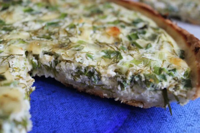 Сырный пирог с зеленью. Пироги с зеленью. Пирог с сыром и зеленью. Баркад осетинские пироги. Пирог с сыром и зеленью.