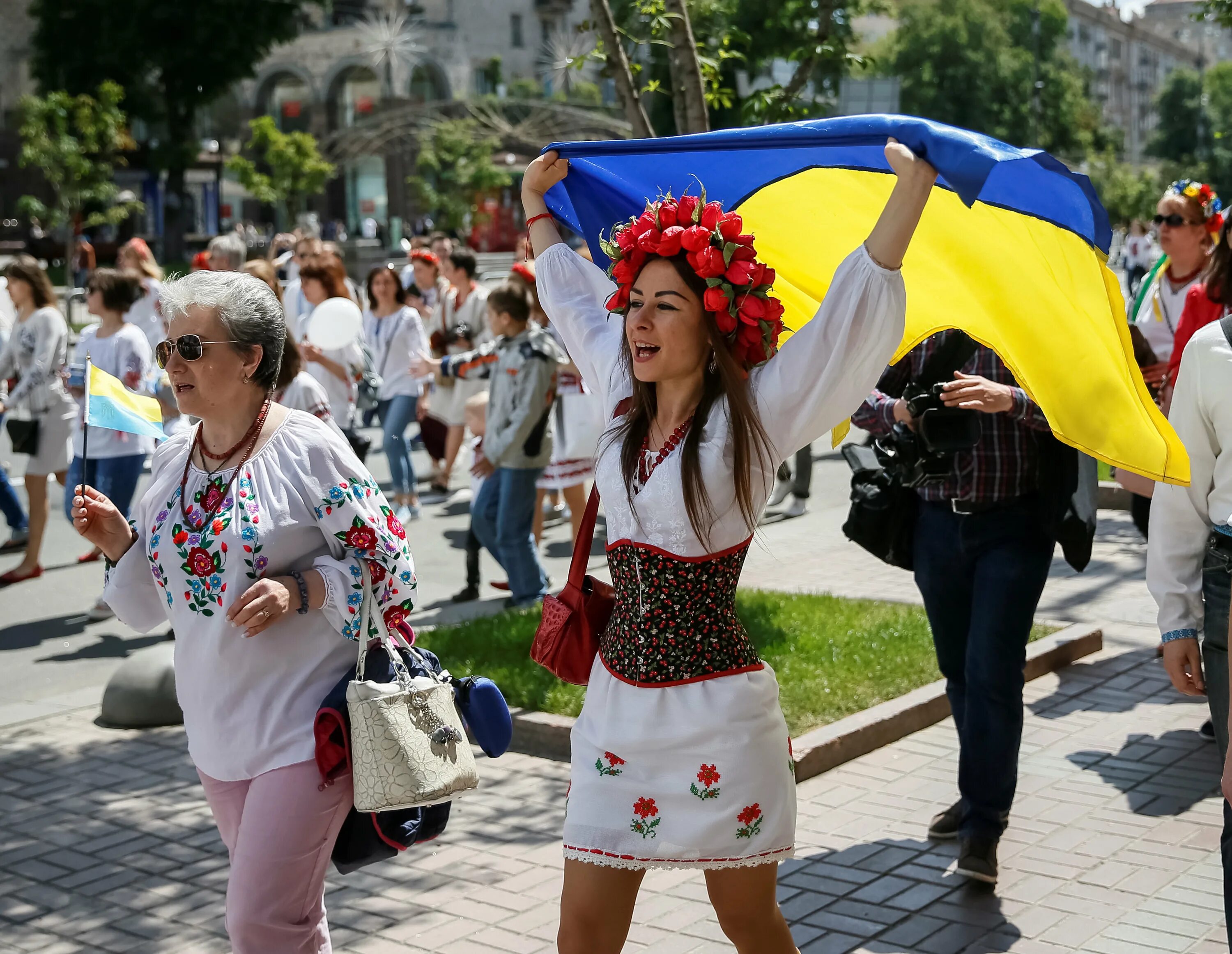 Жители Западной Украины. Украинец в вышиванке. Украинцы в вышиванках. День вышиванки. О чем говорят украинцы сегодня
