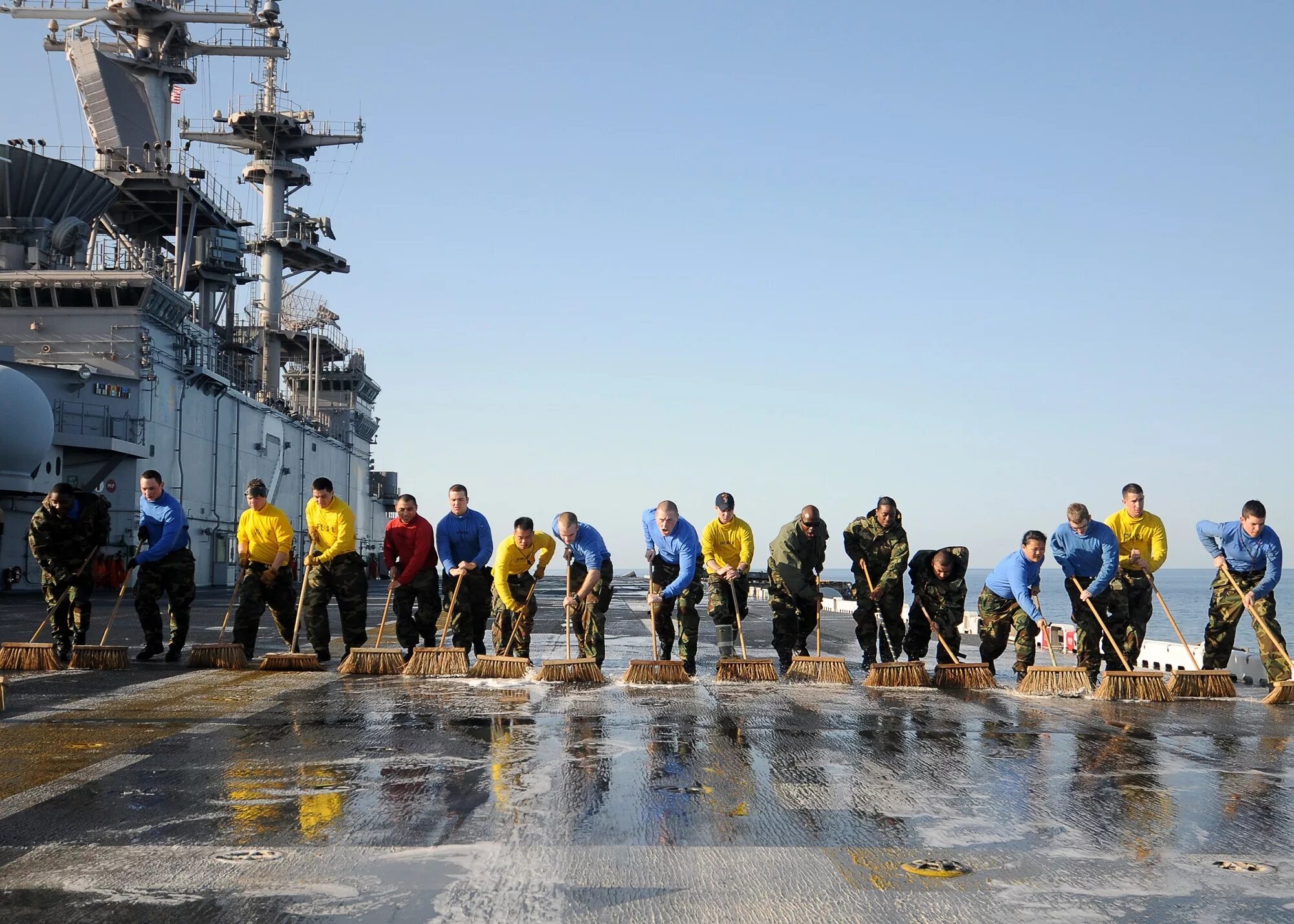 Ships crew. Экипаж судна. Рабочий на корабле. Экипаж морского судна. Палубный экипаж авианосца.