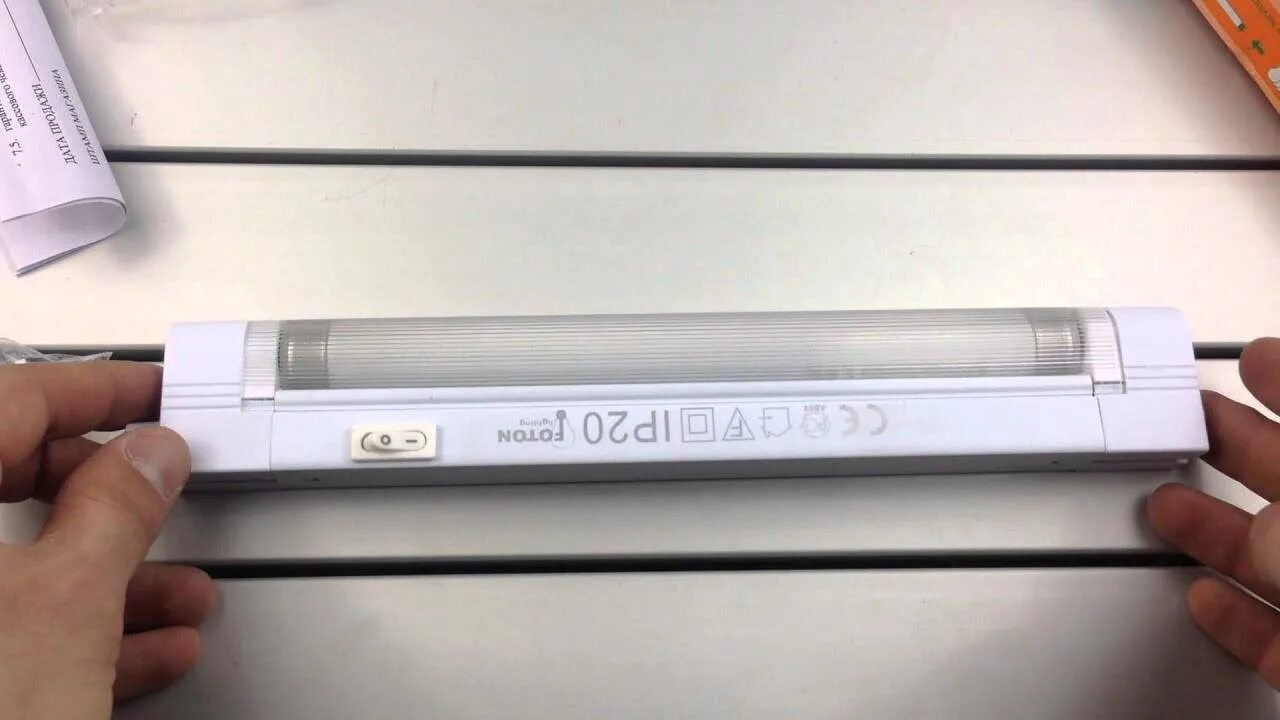 Люминесцентный светильник т5 led. Замена лампочки дневного света. Как заменить лампу дневного света. Разобрать лампу дневного света. Переделка лампы дневного света под светодиодную.
