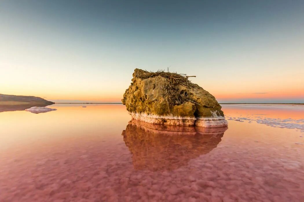 Розовый водоем в крыму. Кояшское розовое озеро в Крыму. Кояшское озеро в Крыму мыс Опук. Мыс Опук розовое озеро. Море Кояшское озеро пляж.