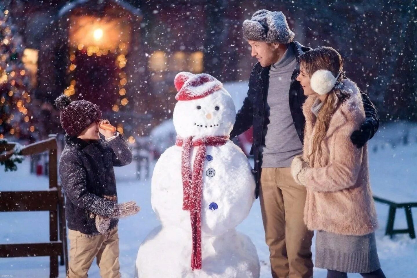 Лепить снеговика зимой. Фотосессия со снеговиком. Снеговик для детей. Лепить снеговика. Зимняя фотосессия со снеговиком.