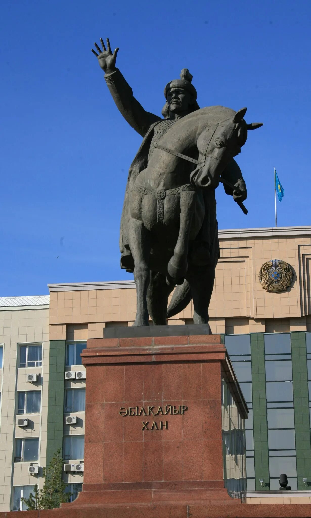 Абулхаир Хан памятник. Памятник Абулхаир Хану в Актобе. Актюбинск Абылхаирхана. Актобе проспект Абилкайыр хана. Абилкайыр хана актобе