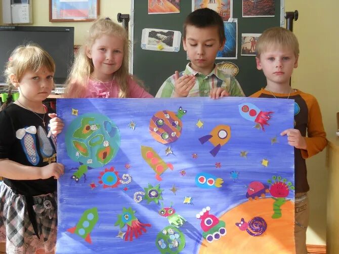 Мир космоса младшая группа. Сделать плакат в группу детский на тему космос. Загадочный космос плакат. Стенгазета космос младшая группа. Проект на тему космос в разновозрастной группе.
