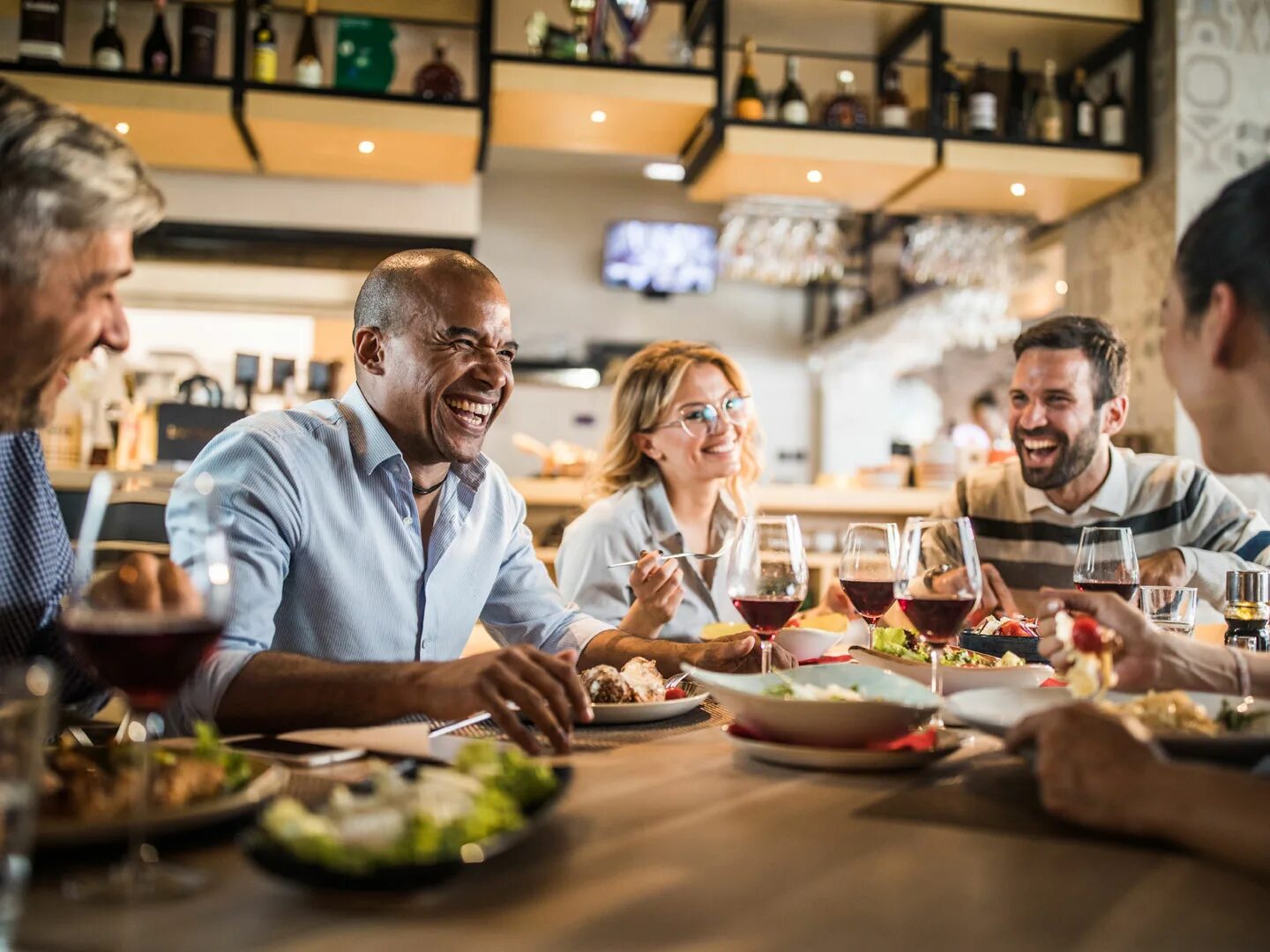 Friends dining. Люди в ресторане. Группа людей в ресторане. Ужин с друзьями. Друзья в ресторане.