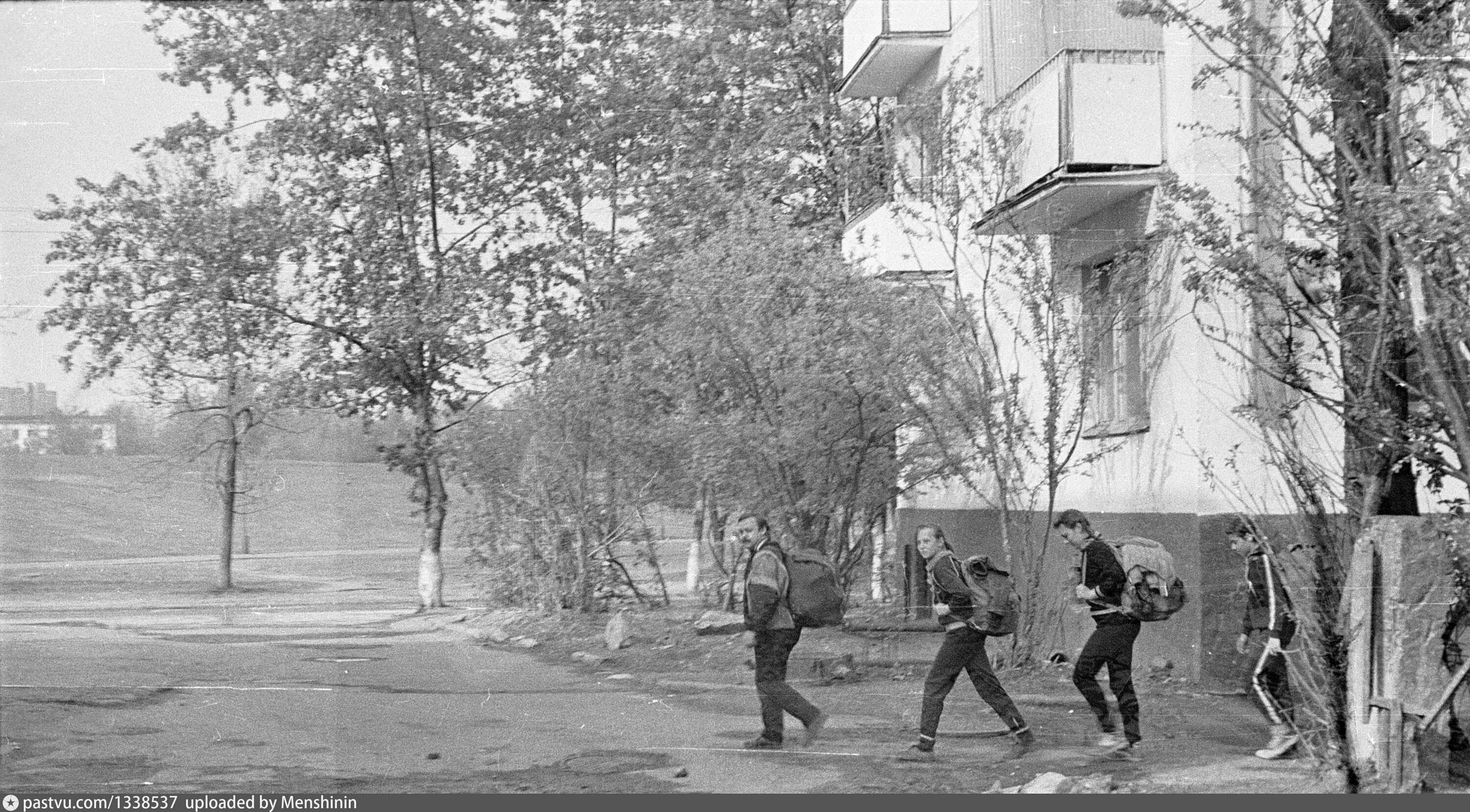 20 февраля идут в школу. Школьники 1987. Старые фотографии из 362 школы Москвы. Москва 1986 1987. Саратов Новоузенская 1986-1987 гг. съемки.