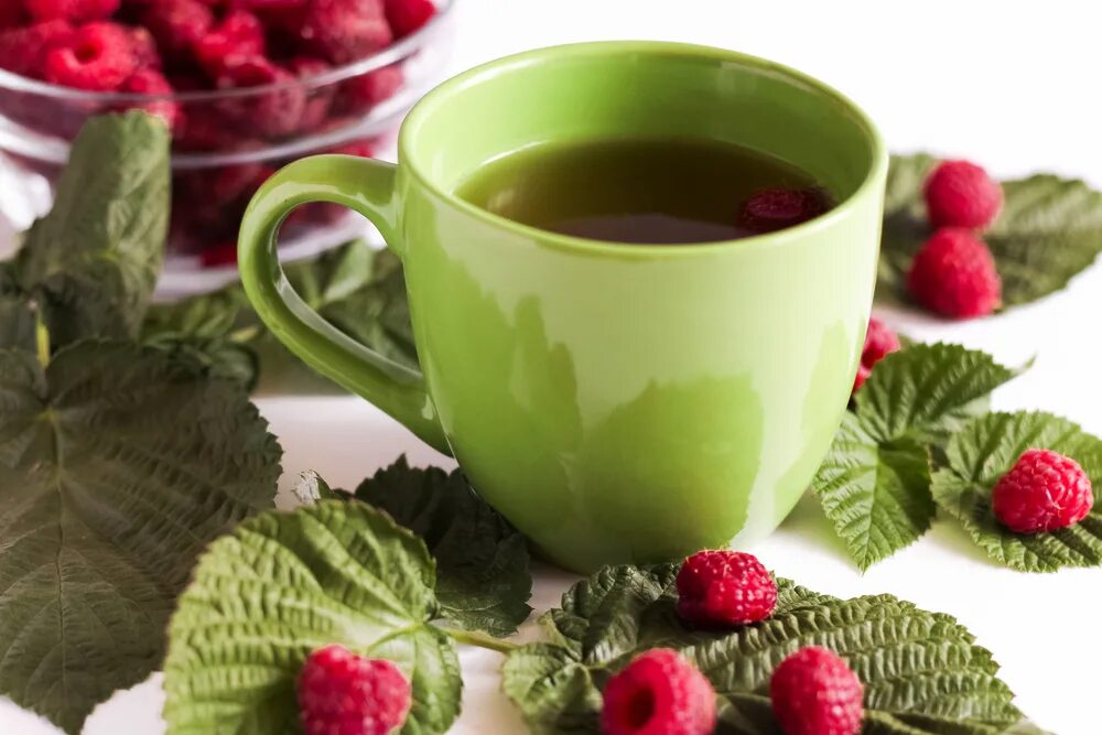 Чай с листьями малины. Зеленый чай с малиной. Малиновый чай. Зелёный чай малиновый. Чай из малины.