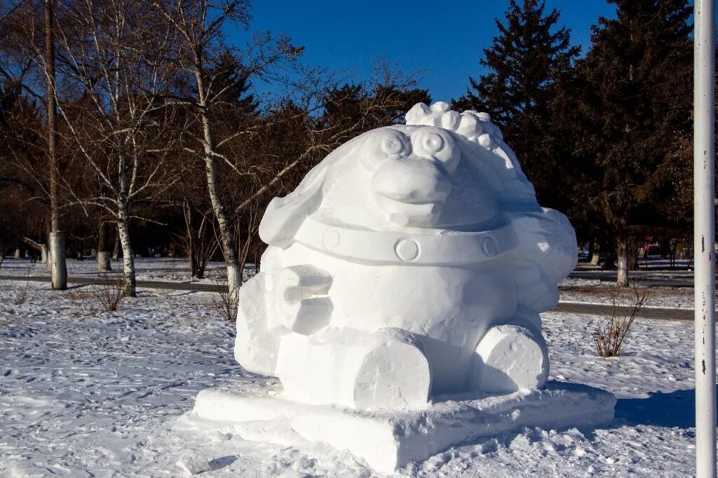Снежный городок описание. Городок из снега. Снежный городок покачи. Снежный городок геншин. Самарово снежный городок фото.