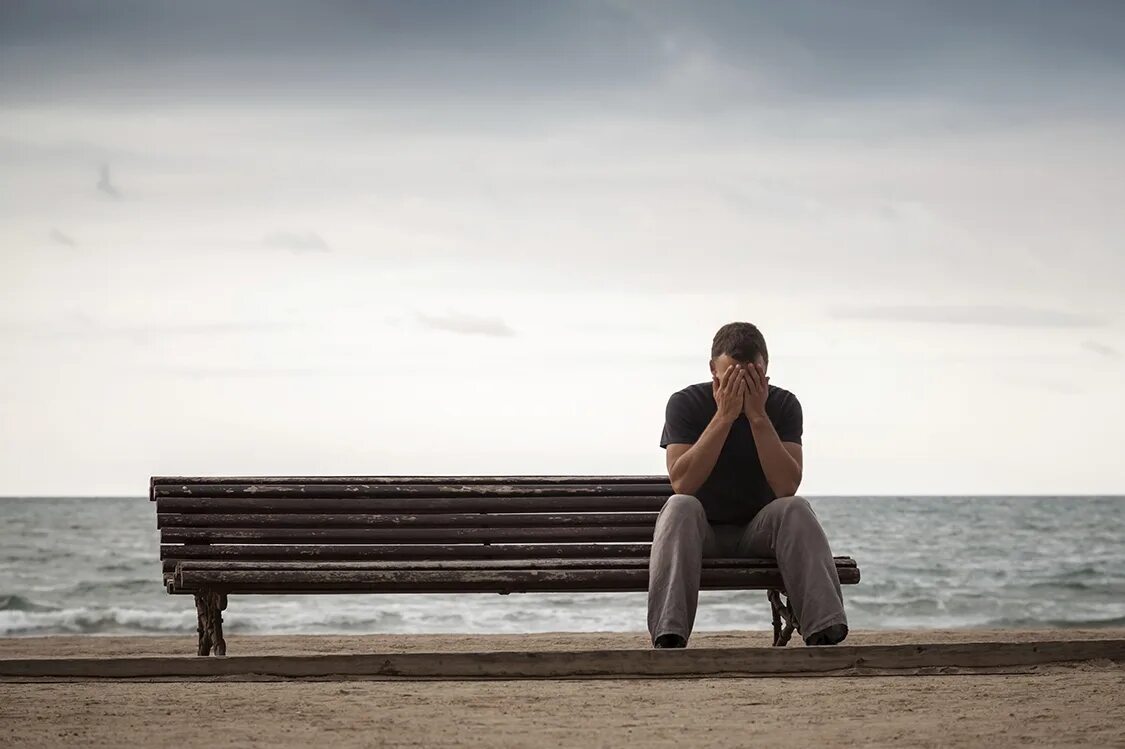 Such lonely. Одинокий парень. Грустный человек. Это одиночество. Одинокий парень сидит.