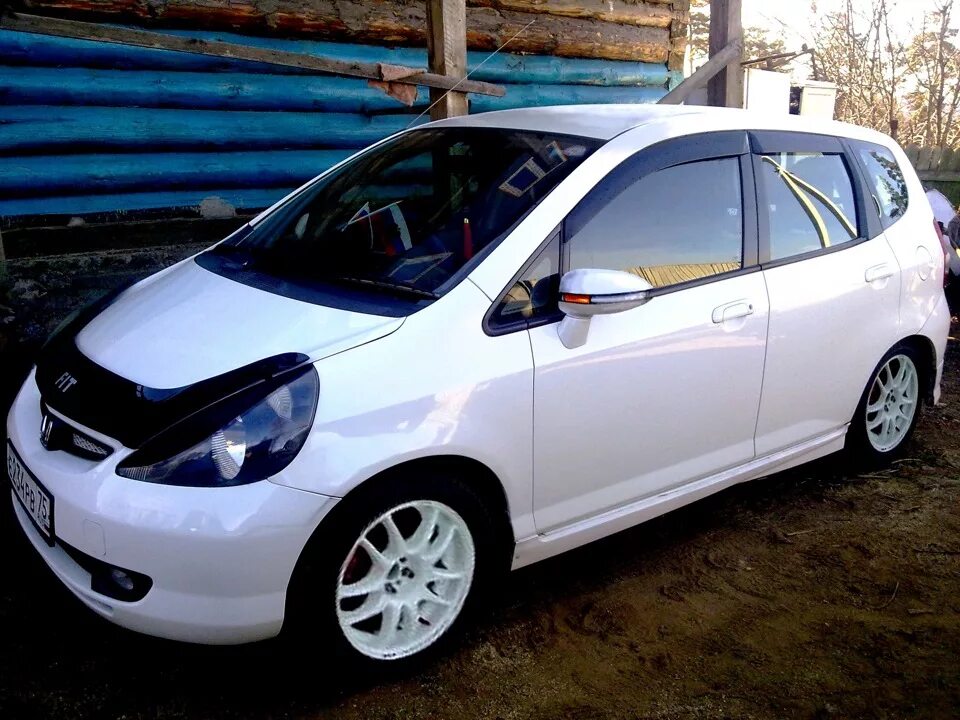 Купить хонда фит в новосибирске. Honda Fit 2003. Хонда фит 2003 года. Honda Fit 1.3. Хонда фит 2003 1.3.