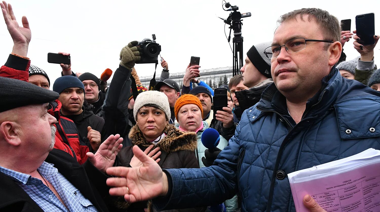 Мэр Кемерово. Митинг в Кемерово зимняя вишня. Стихийный митинг в Кемерово. Кемерово митинг