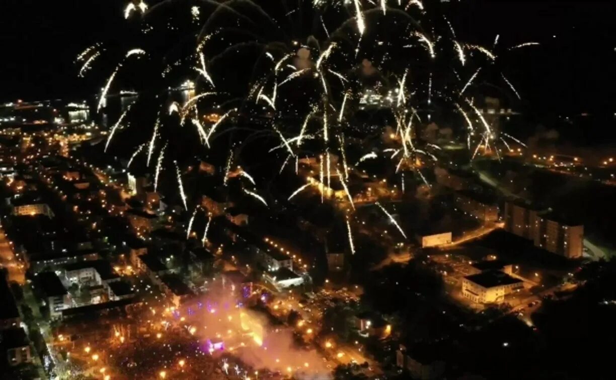 Празднование 300-летия екатеринбурга. Фестиваль огненный человек. Лазерное шоу на день города. С праздником день города. Салют на день города.
