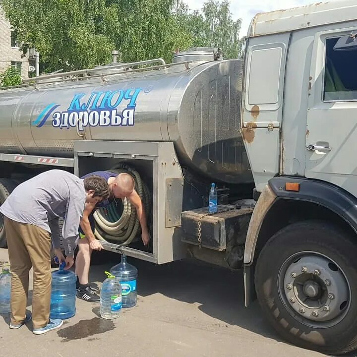 Водитель водовоза. МАЗ водовоз 7.5куб. Водовоз 4 КБМ. Подвоз воды. Подвоз воды автоцистернами.