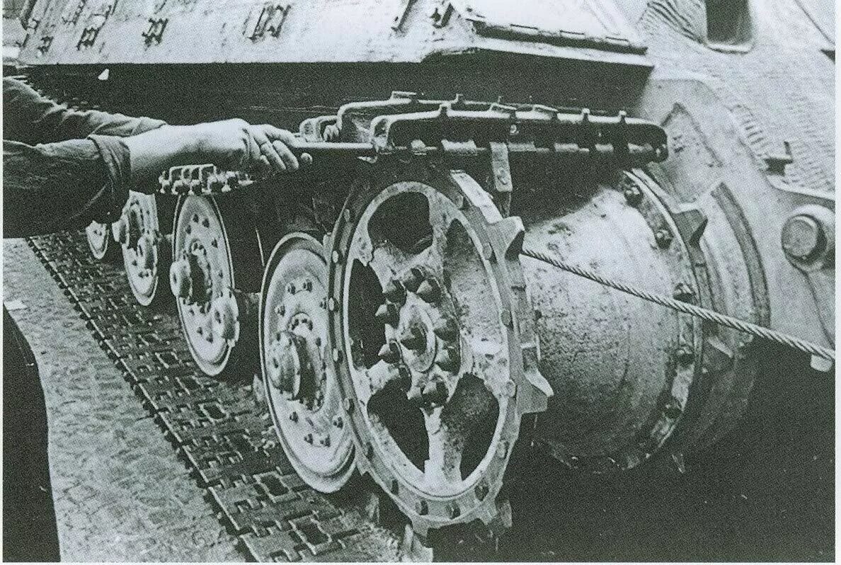 сбитая гусеница