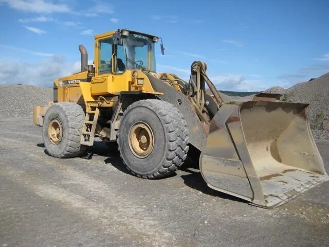 Погрузчик volvo l220f. Фронтальный погрузчик вольво 120. Авито погрузчик вольво. Автопогрузчик volvo l 180. Фронтальный погрузчик вольво.