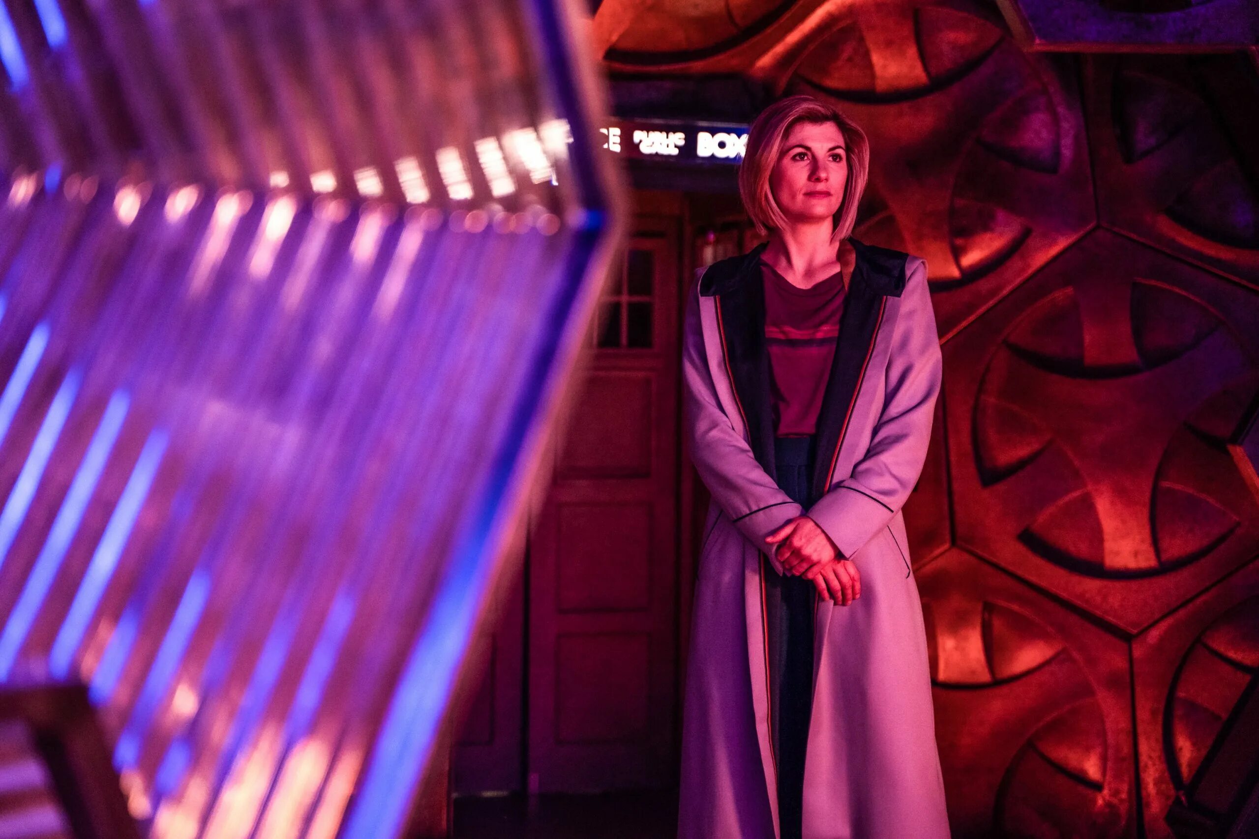 Доктор кто s9e1. Джоди уиттакер доктор кадры. 2. джоди уиттакер доктор кто. тринадцатый доктор галлифрей. доктор кто 13 доктор кадры.