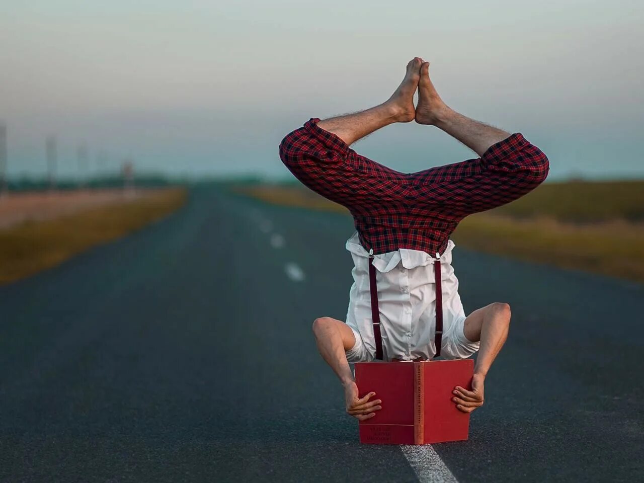 Перевернуть вверх. Вверх ногами. человек вверх тормашками. человек вверх ногами.