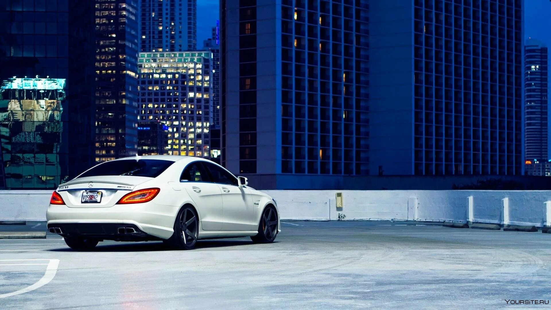 Машина бана. Mercedes Benz CLS 63 AMG. Мерседес Бенц CLS 63 AMG. Мерседес CLS 63 AMG белый. Мерседес банан CLS 63 AMG.