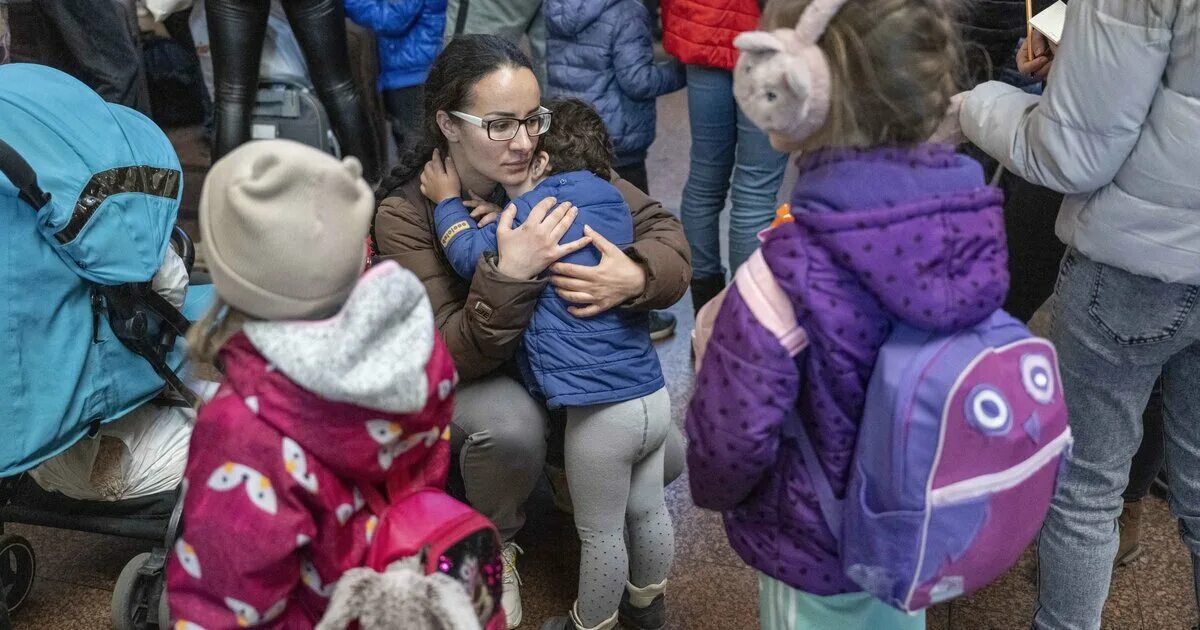 Дети переселенцев. Дети переселенцев. Дети украины в европе. Дети украины в европе. Беженцы из украины.