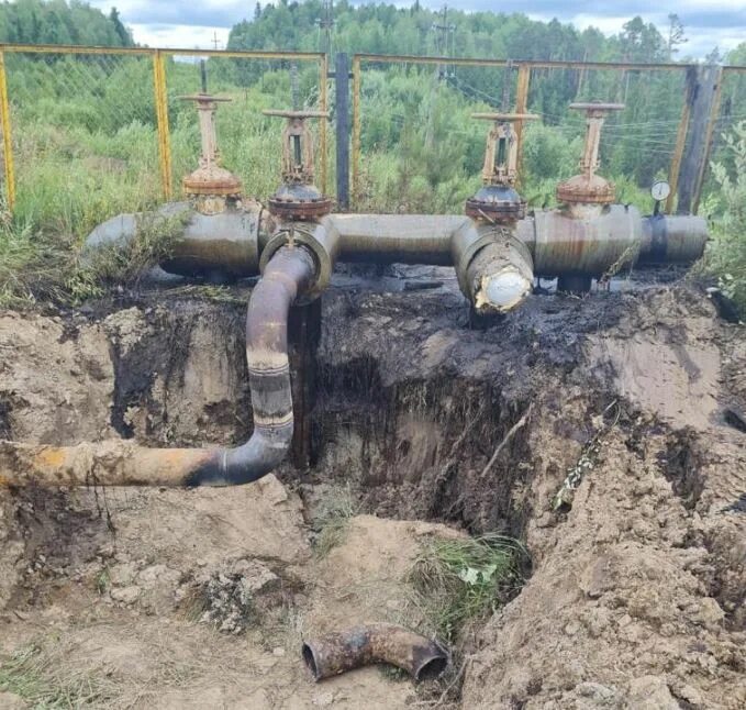 Утечка нефти из трубопровода. Разрывы труб газопроводов. Утечка нефтепровода. Нефтяная скважина. 1994 году на нефтепроводе харьяга – усинск.