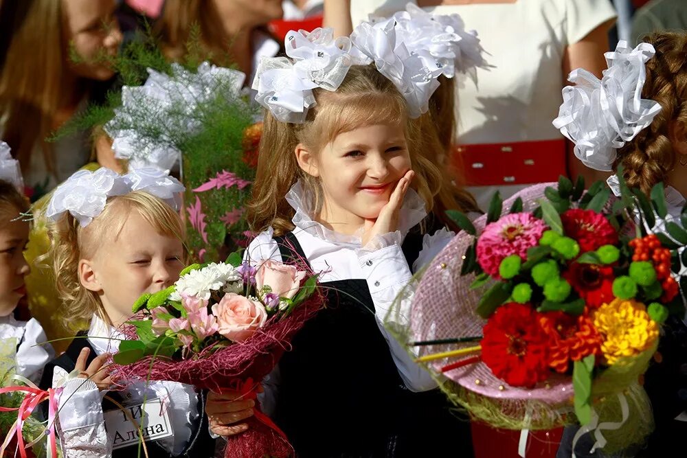 День знаний в россии. Первоклашка. Школьные праздники. Первоклассница с бантами. С 1 сентября первокласснице.