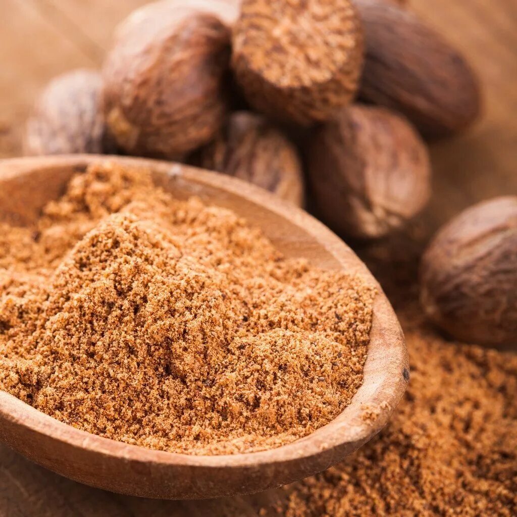 Пряный почему одна. Nutmeg — мускатный орех. Мускатный орех приправа. Мускатный орех молотый. Мускатный орех специя.