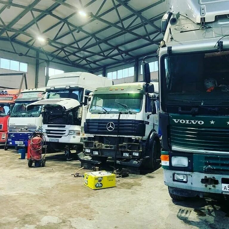 Грузовой автосервис. Проект грузового автосервиса. Автослесарь грузовых автомобилей. Ремзона для грузовых автомобилей. Оборудование для грузового автосервиса.