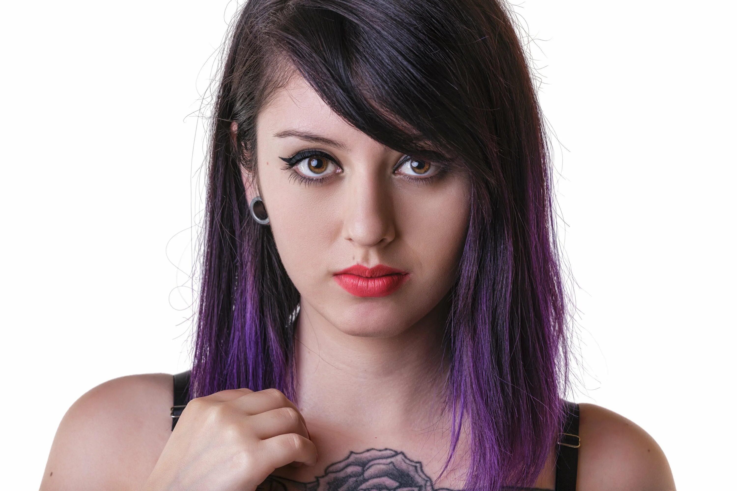 Прядь на лбу. Яркие пряди. Девушка с сиреневыми волосами. Фиолетовые пряди на темных волосах.