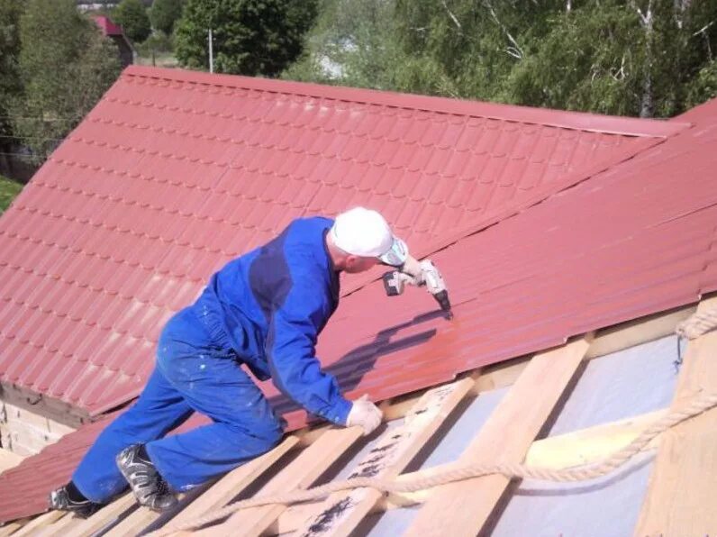 Монтаж кровли. Кровля под металлочерепицу. Монтаж металлочерепицы. Перекрываем крышу металлочерепицей. Укладка металлочерепицы.