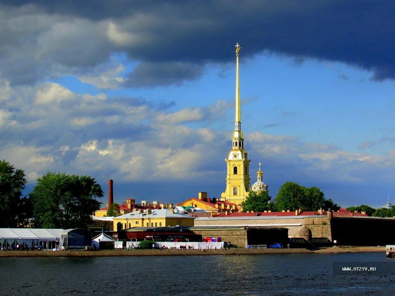 Шпиль в петербурге. Шпиль Петропавловской крепости в Санкт-Петербурге. СПБ шпиль Петропавловской крепости. Адмиралтейская игла в Санкт-Петербурге. Кораблик на шпиле Петропавловской крепости в Санкт-Петербурге.