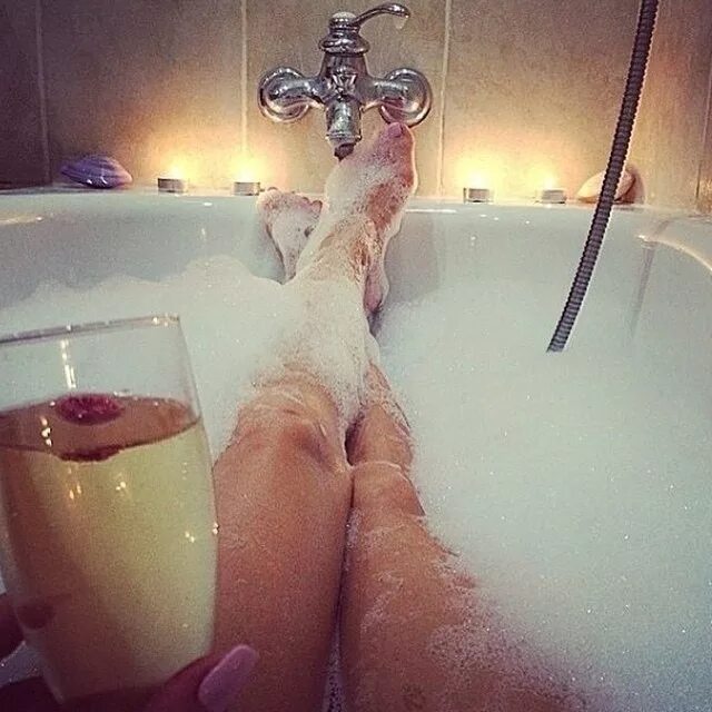 Домашние фото девушек в ванне. Женские ножки в ванной. Ножки девушки в ванной. Ноги в ванной с пеной. Ноги в ванной с пеной девушек.
