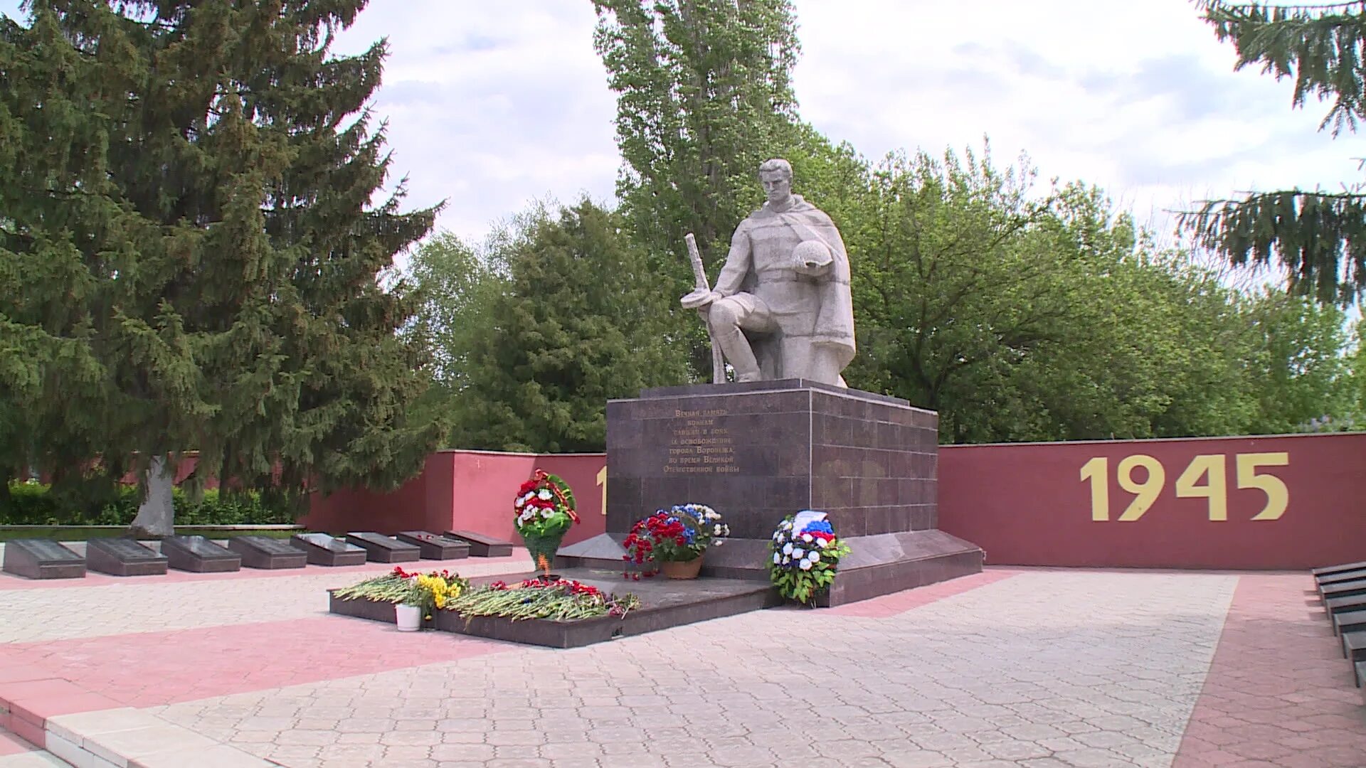 Вечный огонь новая Усмань. Пантеон воинской славы новая Усмань. Село новая Усмань Воронежская область. Памятник в новой Усмани.