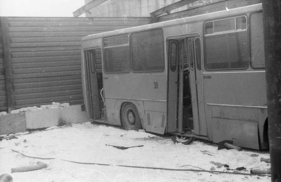 Автобус старый оскол кладбище. Кладбище старых автобусов. Старые автобусы Владивосток. Икарус автобус сломанный. Старые автобусы сломанные в темноте.