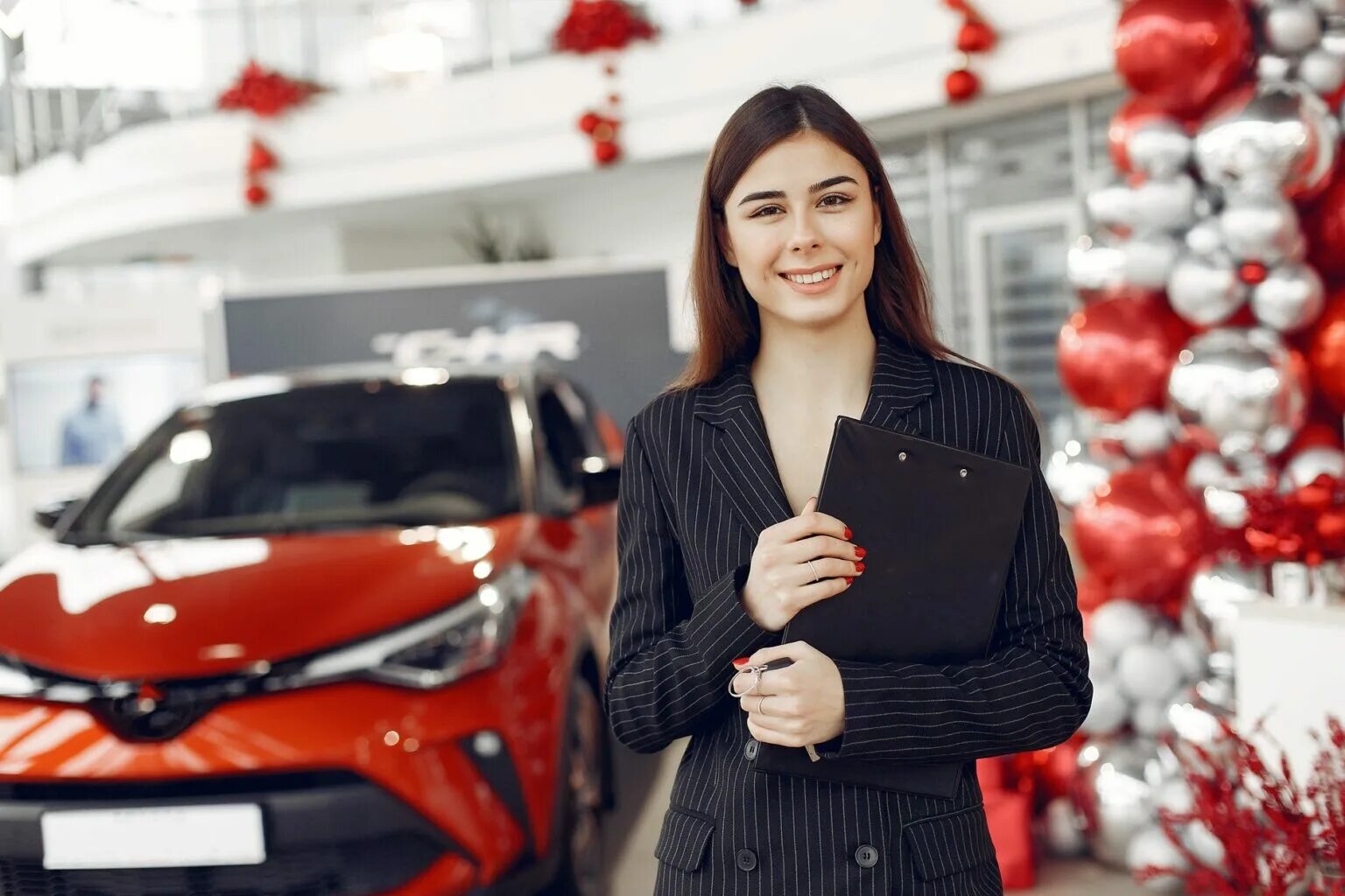 Car dealership. Агент по продажам автомобилей дилеры. Car Dealer. Авто дорожает фото. Администратор автосалона портрет.