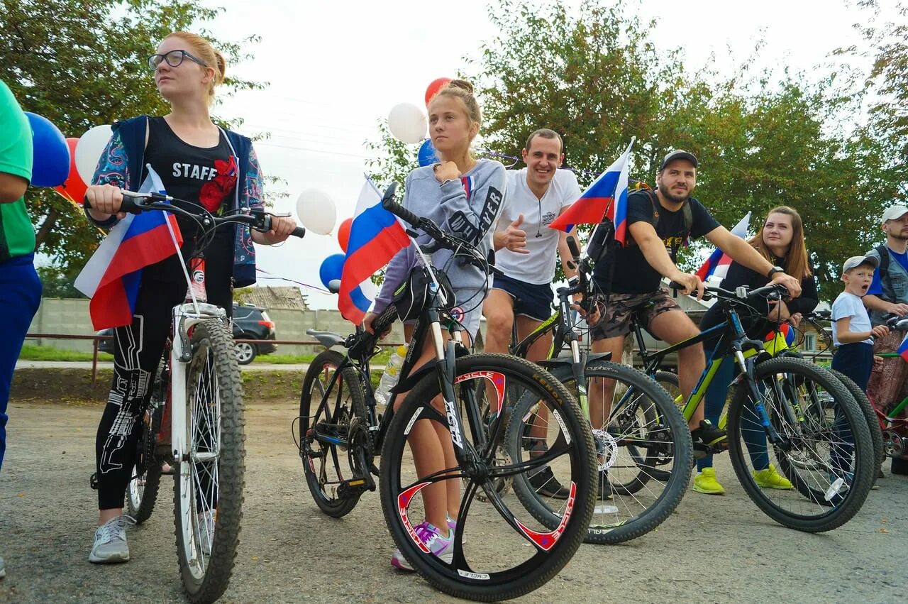 Погода в кармалиновской ставропольского края. Велопробег с флагами. Велопробег с флагами России. Велопробег в СДК. Акция велопробег с флагом России.