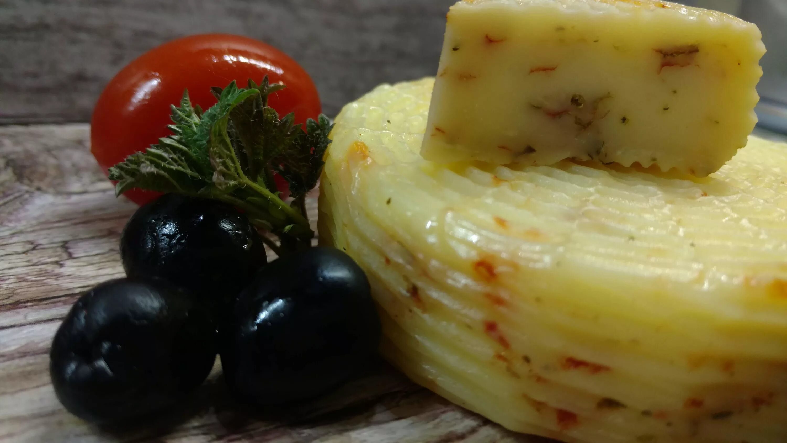 Домашний сыр качотта рецепт. Качотта с оливками. Мраморная Качотта. Качотта с томатами. Сыр с оливками.