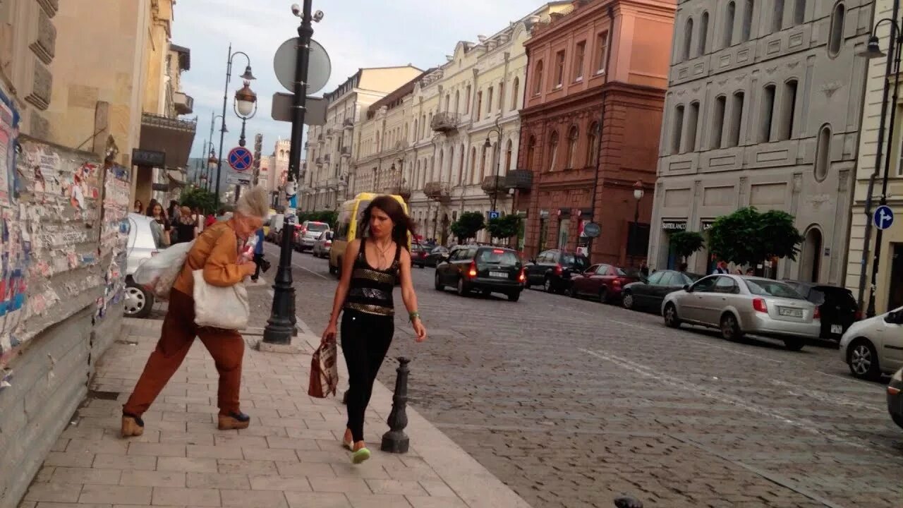 Телки улиц видео. Девушки на улицах Тбилиси. Городской сумасшедший. Люди на улице безумные. Городские сумасшедшие Москвы.