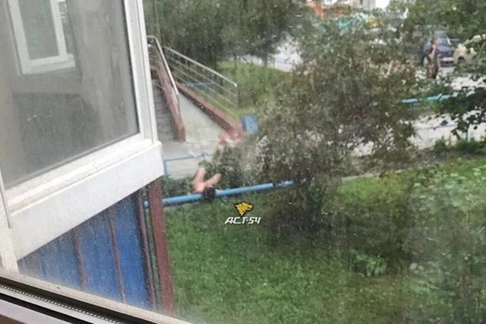 Девочка выпала из окна в подольске. Девушка выпала из окна.