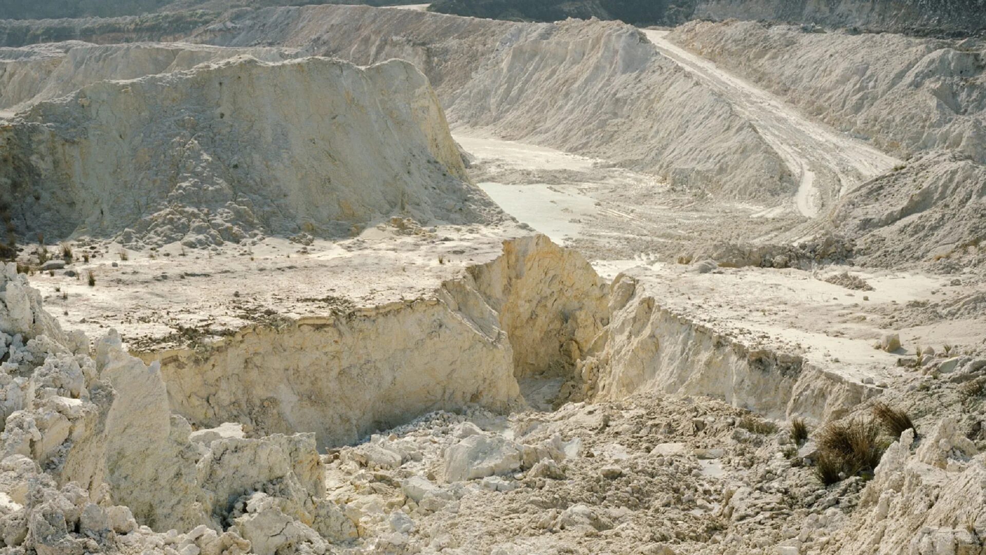 Добыча строительного песка. Карьер по добыче глины. Кыштымское месторождение каолина. Добыча огнеупорной глины в воронежской области. Еленинское месторождение каолина.