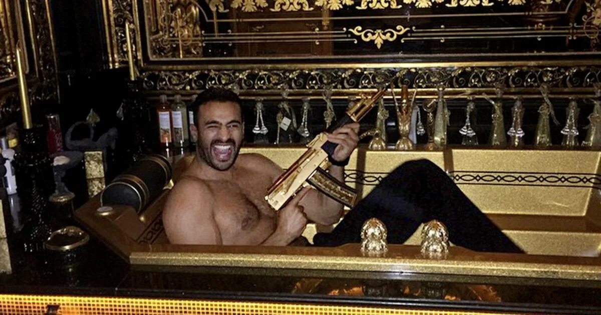 льюис хэмилтон в костюме араба. хамдан оаэ. шейх ибн усеймин. шейх я не стану твоей. шейх я не стану твоей.