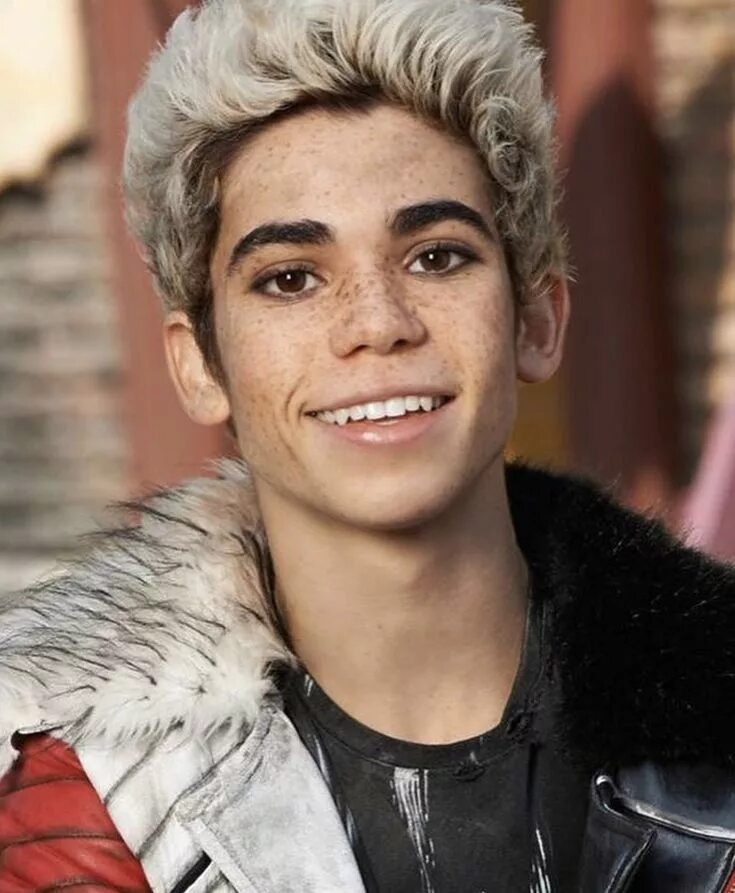 Сколько лет люке. Cameron Boyce. Камерон бойс Джесси. Люк Кэмерон бойс. Диснеевский актер Кэмерон бойс.