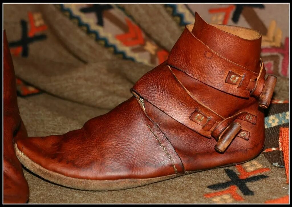 ботинки хедебю. древние сапоги. старославянский кожаный туфель. старославянский кожаный туфель. сабо 17 век.