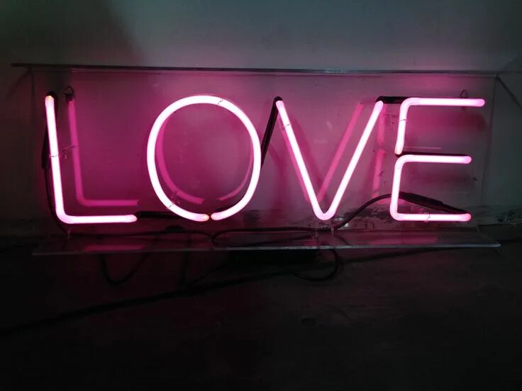Неоновая надпись love. Неон. Неоновые надписи. Неоновая надпись love. Неоновая любовь.
