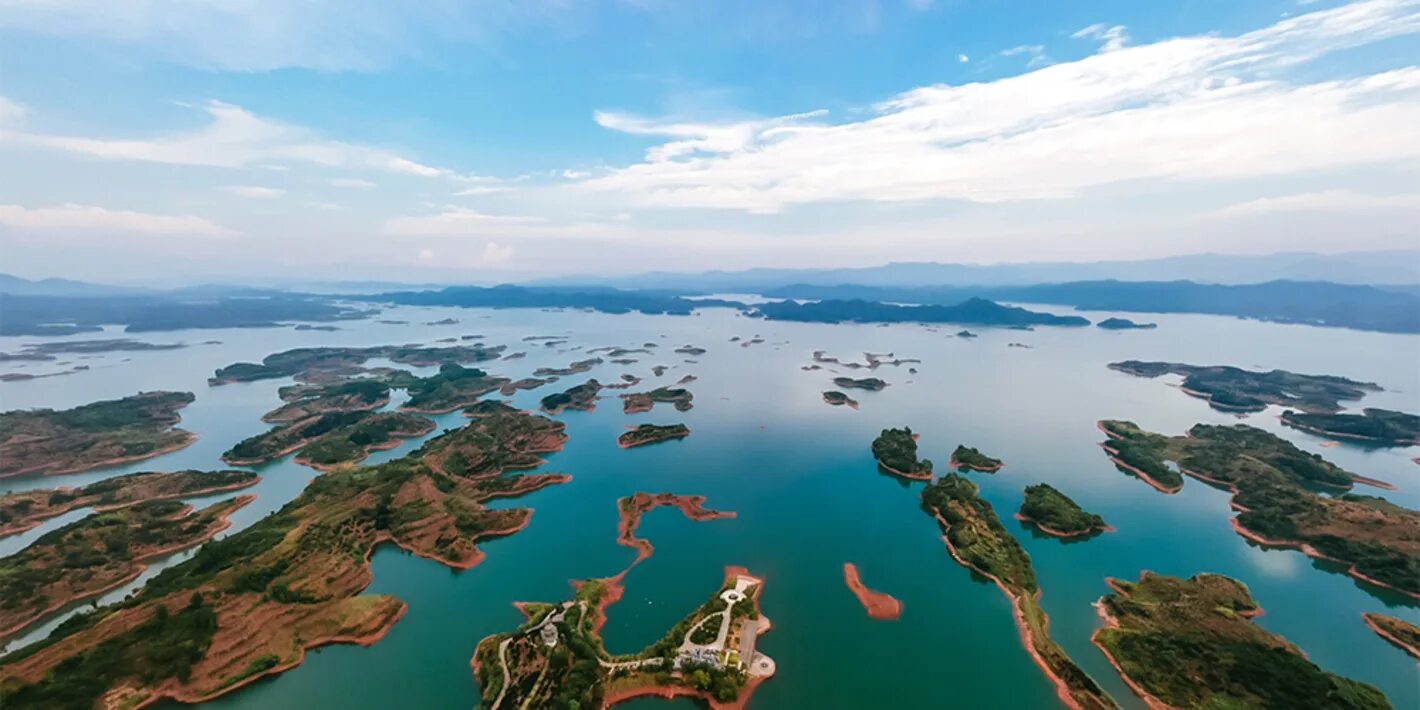 Страны занимающие тысячи островов. Цяньдаоху Чжэцзян. Озеро тысячи островов Цяньдаоху. Озеро тысячи островов в провинции Чжэцзян это. Озеро Циндао.