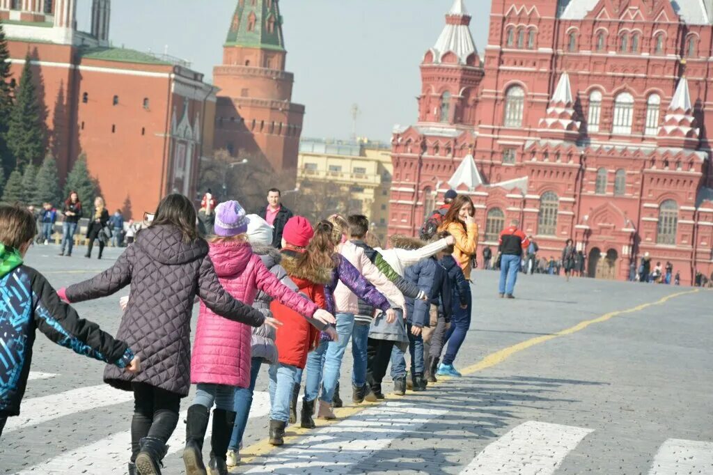 Шагают по площади